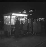 Korvstånd på Stortorget. 15 december 1953.