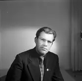 Forslunds Motor AB. Legitimationsfotografering av personalen. 3 december 1953.