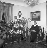 Födelsedag 50 år, 31 december 1953. Foto taget i hemmet. Herr Hedberg, Engelbrektsgatan 20, Gävle
