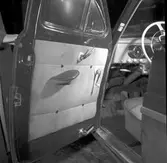 Fotskrapa på bil. Januari 1954. Gefle Mekaniska Verkstad, Tredje Tvärgatan, Brynäs


