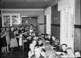Barnbespisning. Cirka 1940