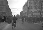 Konsum Alfa Varuhuset i korsningen Norra Kungsgatan och Drottninggatan. Försvarslåns - barometern.
Tävling mellan Uppsala och Gävle. 24 februari 1941.