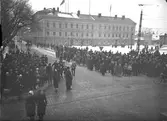 Konsum Alfa Varuhuset i korsningen Norra Kungsgatan och Drottninggatan. Försvarslåns - barometern.
Tävling mellan Uppsala och Gävle. 24 februari 1941.
