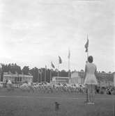 Gymnastikuppvisning på Travbanan. Gävleutställningen sommaren 1946 med anledning av Gävle stads 500-årsjubileum

