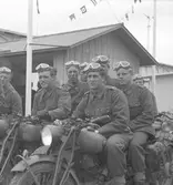 Motorcykelmilitärer på Gävleutställningen sommaren 1946 vid Travbanan med anledning av Gävle stads 500-årsjubileum

