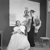 Mannekänguppvisning för AB Bergströms Pälsvaruaffär. Gävleutställningen sommaren 1946 på Travbanan och Folkparken med anledning av Gävle stads 500-årsjubileum
