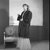 Mannekänguppvisning för Bergströms päls vid Gävleutställningen på Travbanan eller Folkparken med anledning av Gävle stads 500-årsjubileum

