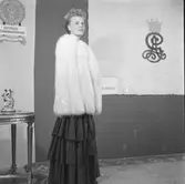 Mannekänguppvisning för Bergströms päls på Gävleutställningen vid Travbanan och Folkparken med anledning av Gävle stads 500-årsjubileum

