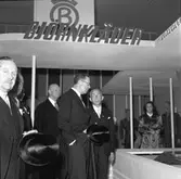 Kungabesök vid Bellanders Björnkläder på Gävleutställningen sommaren 1946 på Travbanan och Folkparken med anledning av Gävle stads 500-årsjubileum. Kronprins Gustaf Adolf och till höger om honom Gösta Bellander, direktör på J.F. Bellander AB/Bellanderbolag.