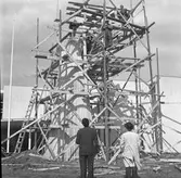 Bygge av en reklampelare på Gävleutställningen


