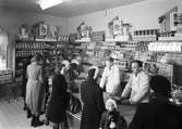 Konsum Alfas nya affär vid Väpnargatan. Datum 19 november 1950
Speceriavdelningen. Väpnargatan hade särskilda Mjölk- Chark- och Speceri- butiker