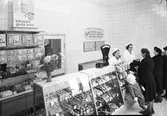 Konsum Alfa. Datum 19 november 1950. Interiör av butiken på Eriksbergsgatan 31 / Väpnargatan.
