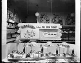 Konsum Alfa butik. Skyltfönstertema 