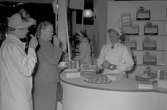 Provsmakning på Folkets Hus för Konsum Alfa. Den 29 september 1949. Damen i mitten (utan hatt) är Anna Löfberg.