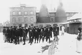 Arbetare utanför Gefle Porslinsbruk.