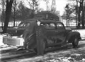 En 1938 Plymouth förlängd till 7 sitsig och med gengasaggregat. Maskincarli AB. Stockholm. Vid Stenebergsparken med Staffans kyrka i bakgrunden