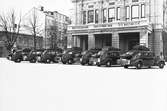 Gengasbilar utanför Gävle Teater

I slutet av 1940 förbjöds all civil bensinförbrukning, det medverkade till att efterfrågan på ved ökade enormt



