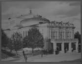Gävle Teater. Axel Fredrik Nyström ritade och byggmästaren J. F. Lindeberg uppförde teaterbyggnaden. Den invigdes 1878. Entrén byggdes över 1915
