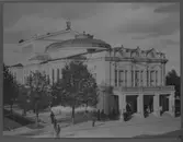 Gävle Teater. Axel Fredrik Nyström ritade och byggmästaren J. F. Lindeberg uppförde teaterbyggnaden. Den invigdes 1878. Entrén byggdes över 1915
