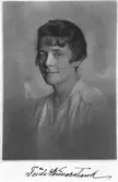 Frida Winnerstrand. Född 1881, död 1943 Stockholm. Scendebuterade 1896 i Lundbergs turnerande teatersällskap. Fortsatte med teaterstudier vid Dramatens elevskola 1900-01 och hos Hillberg 1901-02. Från och med 1919 och fram till sin död var hon fast engagerad vid Dramaten