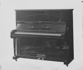 Piano
På kartongen står noterat 