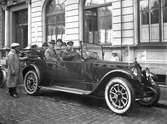 Packard, tillhörande Adolf Ahlgren, från mitten av 1920-talet med passagerare utanför Gamla Grand.