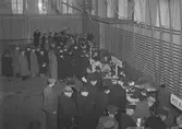 Ransoneringskorten delas ut
Vasaskolans gymnastiksal
December 1939