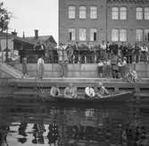 Dalmasar sitter i båt på Gavleån. Reportage för Gefle Dagblad