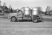 Cementbil från Fahlström & Co AB i Villastaden, Gävle. Huset t.v. har adressen Banérgatan 5. Husgaveln bakom bilen tillhör Västra Ringvägen 20.
Foto 20 april 1954.