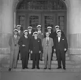 Studentjubileum. Grupp tagen på Högre Allmänna Läroverkets trappa. 30 maj 1954.
