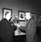 Kamrer Dohlmé avtackas. 24 december 1954.
Sveriges Kreditbank AB, Drottninggatan, Gävle