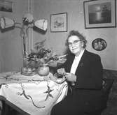 Fru Holmström med blommor. 28 december 1954.
Reportage för damtidningen Femina.