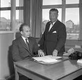 Reportage hos Bil & Buss. Direktör Birger Pettersson och kamrer Isberg. 24 april 1956.
Skandia - Freja Försäkrings AB, Norra Skeppargatan 7,
Gävle