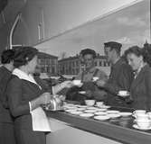 Engwall & Co. 16 maj 1956.                               Gevalia på busstorget, kaffeservering.