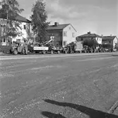 Traktorer parkerade på Hälsingegatan i Gävle. Reportage av Tollertz, Norrlands-Posten den 2 oktober 1956.