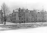 Exteriör av fastighet, ägs av direktör Rolf Zedrén. Februari 1944.
