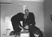Brandstationen. Lyssnar på Henry Erikssons guldmedaljseger på 1500 meter vid OS i London 6 augusti 1948.