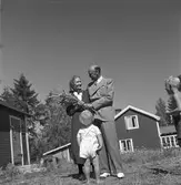 Man. kvinna och barn. Reportage från Bönan. År 1948. Reportage för Afton-Tidningen. Beställt av fru Wesslén, Bönan.