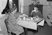 Man och kvinna vid köksbord. Reportage från Bönan. År 1948. Reportage för Afton-Tidningen. Beställt av fru Wesslén, Bönan.
