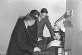 Besök på redaktionen och visning av maskin. Juli 1948.