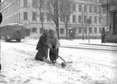 Den första snön. 26 oktober 1948. Bilden tagen vid korsningen Norra Centralgatan och Nygatan.
