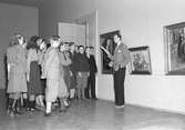 Konst i skolan. Skolungdomar beser utställning på Stadshuset. 3 november 1948. Reportage för Gefle Dagblad och Arbetarbladet.