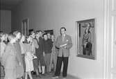 Konst i skolan. Skolungdomar beser utställning på Stadshuset. 3 november 1948. Reportage för Gefle Dagblad och Arbetarbladet.