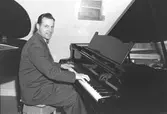 Wahlbergs Pianomagasin. Wahlberg vid pianot. 20 november 1948. Reportage för Arbetarbladet.