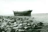 Vraket av Svix av Mariehamn, strandad vid östra sidan av Ölands norra udde 1927.