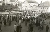 Svenska Flaggans Dag firas på Stortorget i Kalmar i mitten av 1940-talet.