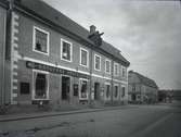 I fonden det gamla Jordbrovalvet som 1931 ersattes med en ny port, bekostad av familjen Jeansson.