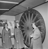 Tre systrar, Dagmar, Ulla och Berit Thor, står vid chokladhjulet i Huskvarnas Folkets park.