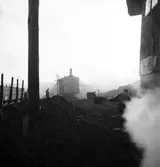 Reportage för Arbetarbladet. Kolmagasinet, eld i kolupplag. Kolhögarna brinner