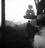 Reportage för Arbetarbladet. Kolmagasinet, eld i kolupplag. Kolhögarna brinner